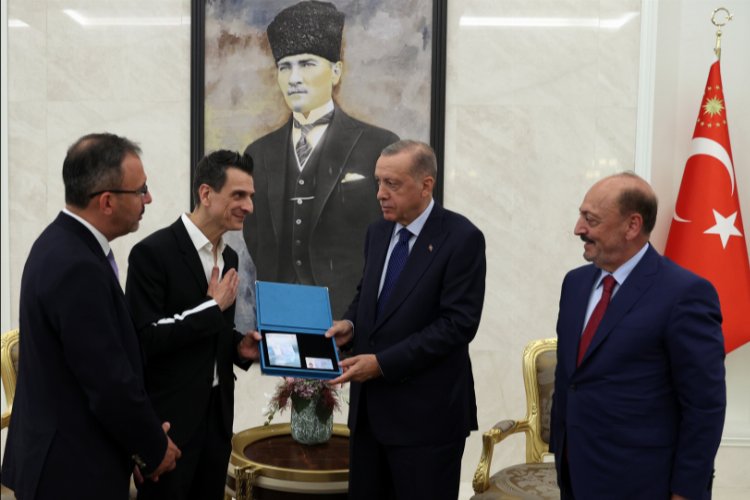 Cumhurbaşkanı Erdoğan'dan Türkiye A Milli Kadın Voleybol Takımı Antrenörü Guidetti’ye 'Turkuaz kart'