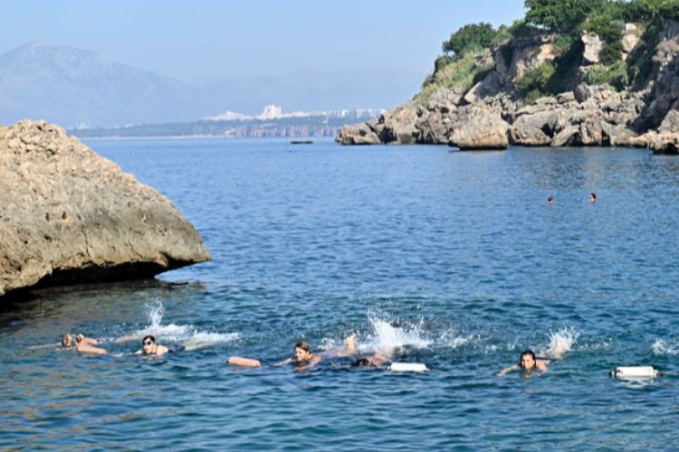 Denizde cimnastik yapıp kilo veriyorlar