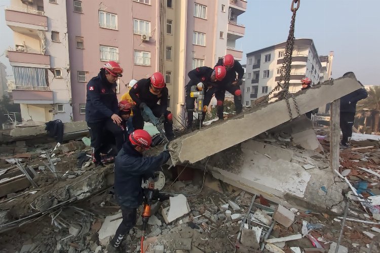 Deprem bölgesinde Manisa ekiplerinden cansiperane mücadele