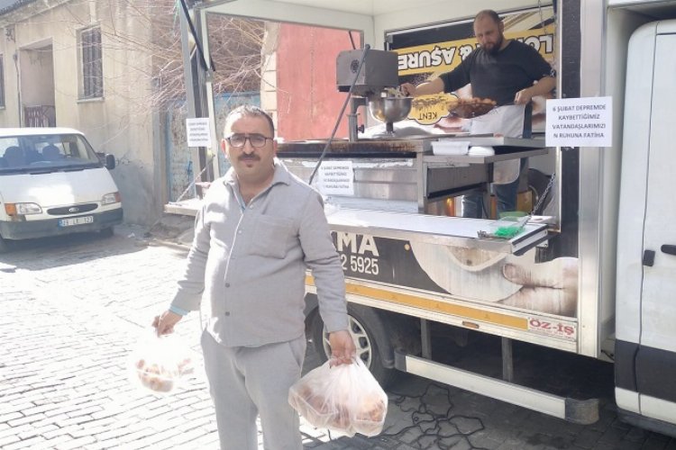 Depremzede esnaf "Bu gün kapalıyız" diyerek lokma dağıttı