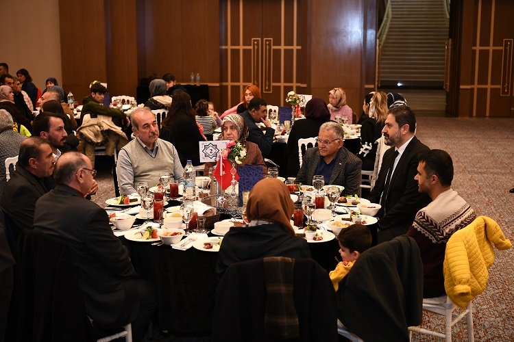 Depremzedeler iftarda Büyükkılıç'la buluştu