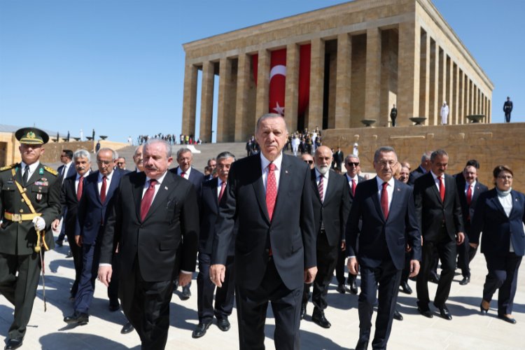 Devlet erkanından Anıtkabir ve Devlet Mezarlığı'na ziyaret