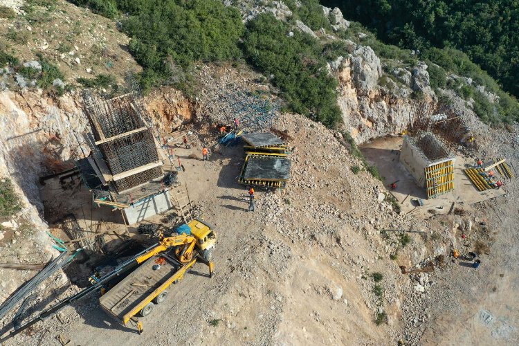 Dilovası Hastane yolunda köprü ayakları yükseliyor