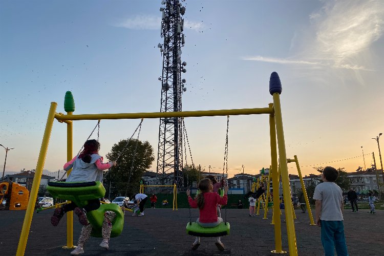 Düzce'de çocuk parkının göbeğine baz istasyonu!