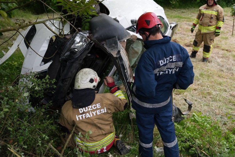 Düzce'de hakimiyeti kaybederek yoldan çıktı! 3 yaralı