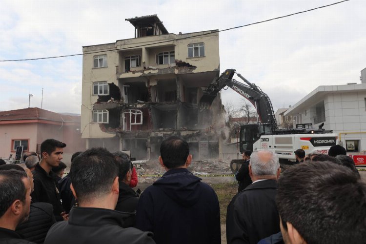 Düzce'de hasarlı binaların yıkımına başlandı