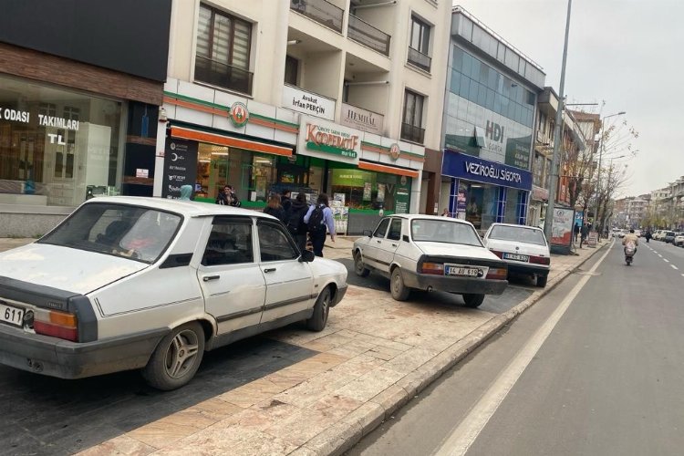 Düzce'de kaldırımlar otopark oldu!