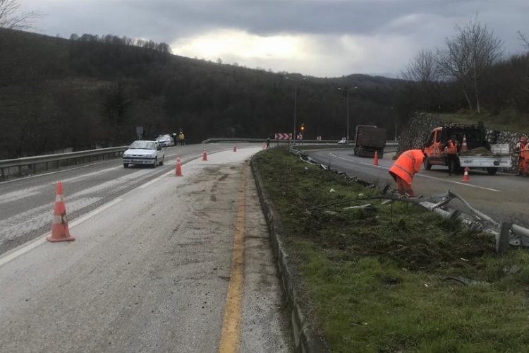 Düzce'de lastiği patlayan tır karşı şeride geçti