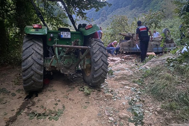 Düzce'de traktör devrildi: 16 işçi yaralı