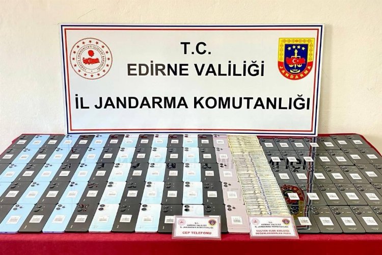 Edirne'de kaçak cep telefonu ve dolar ele geçirildi!