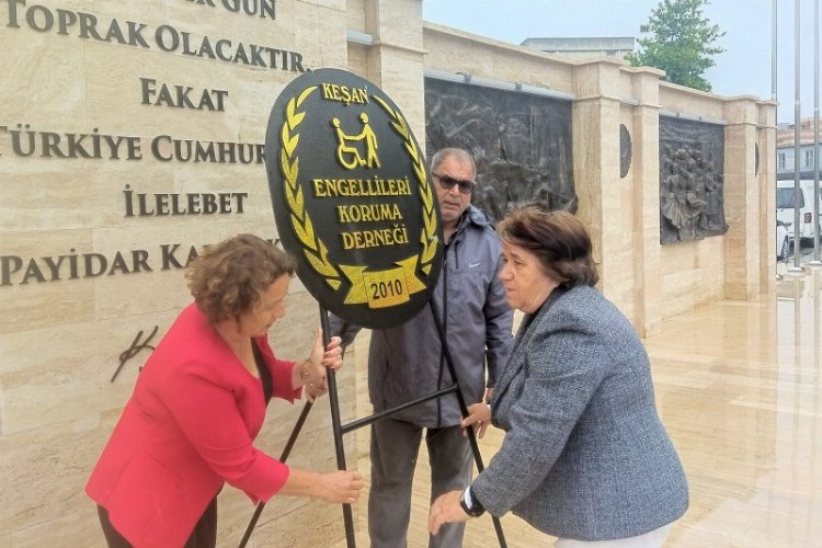 Edirne Keşan'da engellilerden çelenk