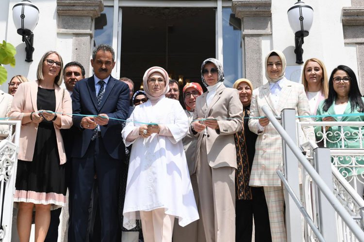 Emine Erdoğan'dan İzmir'de 'Enstitü' açılışı