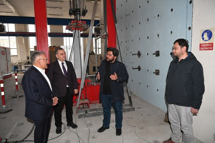 ERÜ Deprem Laboratuvarı'na Büyükkılıç'tan tam not