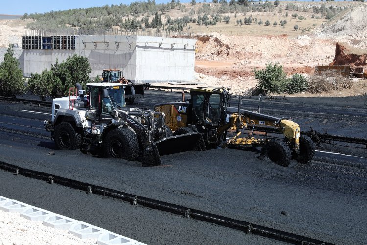 Gaziantep TAG Yolu'nda yaşanan atık sızıntısı temizliği sürüyor