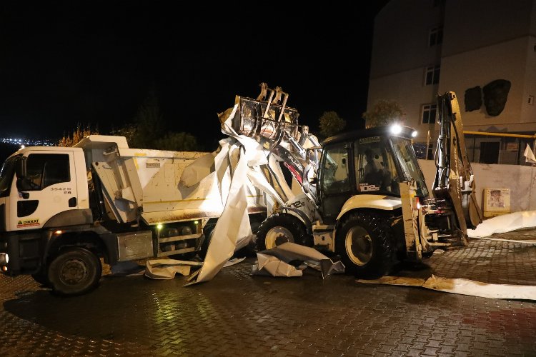 Gemlik'te çatısı uçan okula belediye ekiplerinden müdahale