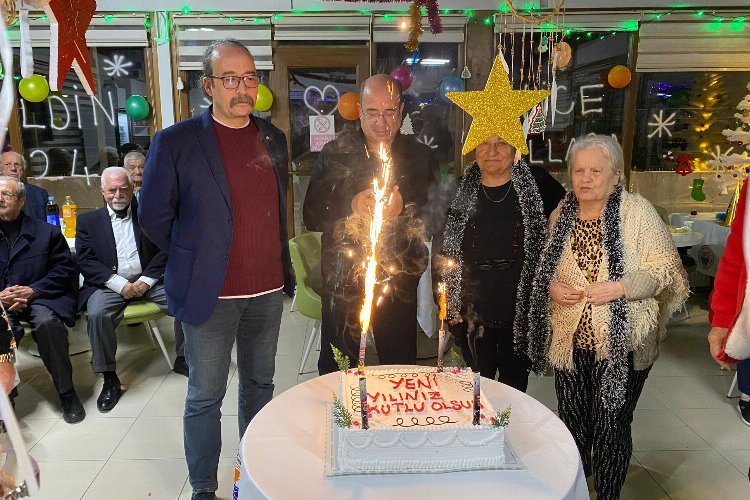 Gemlik'te yaşlı konuk evinde yılbaşı sevinci