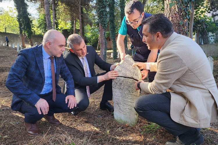 Gölcük'te Osmanlı dönemi mezar taşları onarılıyor