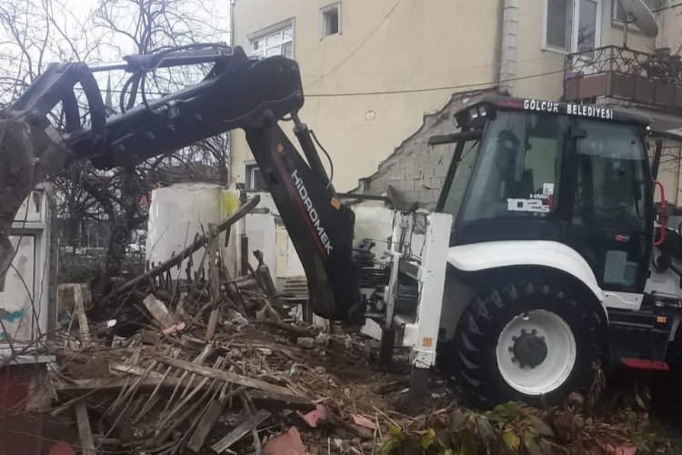 Gölcük'te tehlikeli metruklara yıkım