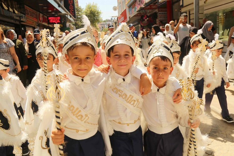 Gölcük'te toplu sünnet coşkusu