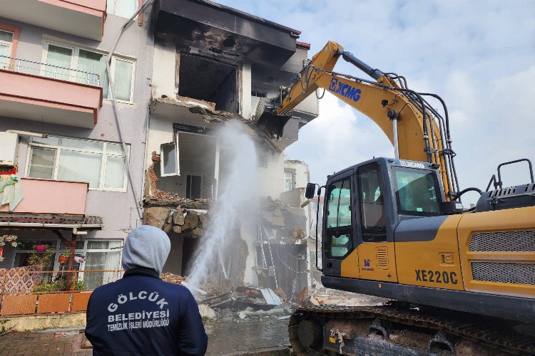 Gölcük'teki patlamada ağır hasarlı binanın yıkımı tamamlandı