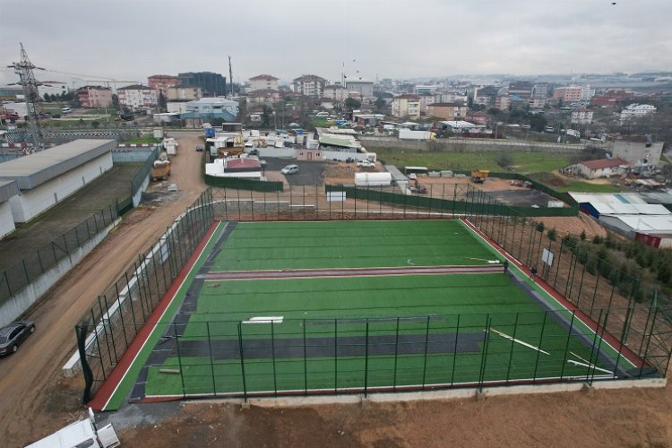 Halı sahalarda çalışmalar tüm hızıyla devam ediyor