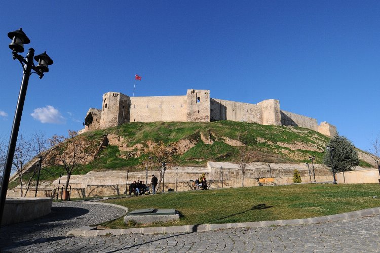 Hasar gören tarihi Gaziantep Kalesi'nde restorasyon başlıyor