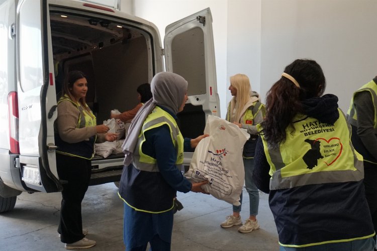 Hatay'da bağışlanan 2 ton mandalina depremzedelere ulaştırıldı