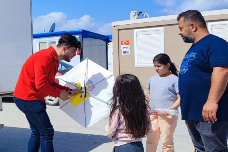 Hatay'da çocuklarla gökyüzünü renklendirdi