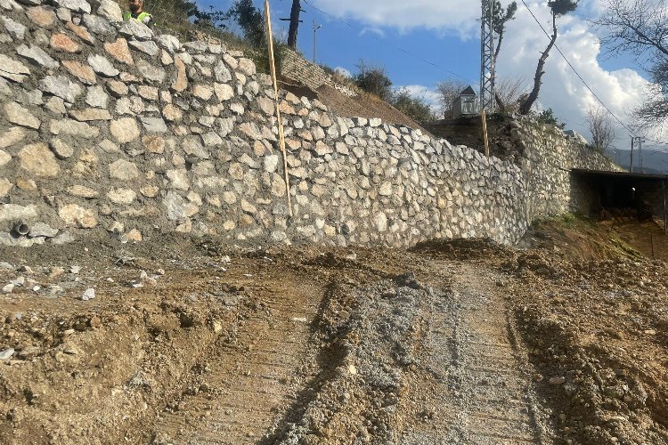 Hatay'da istinat duvarı çalışmaları devam ediyor