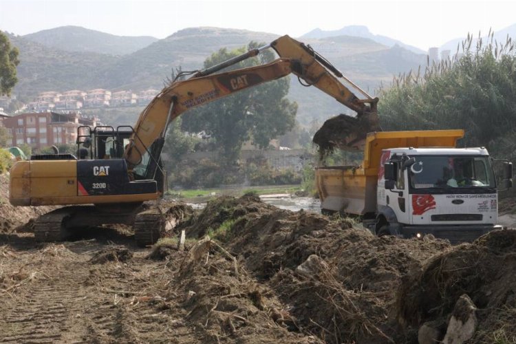 Hatay'da olası sele karşı tedbiri elden bırakmıyor