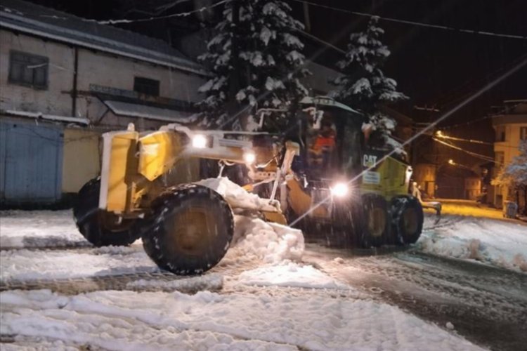 İnegöl'de gece boyu kar temizliği