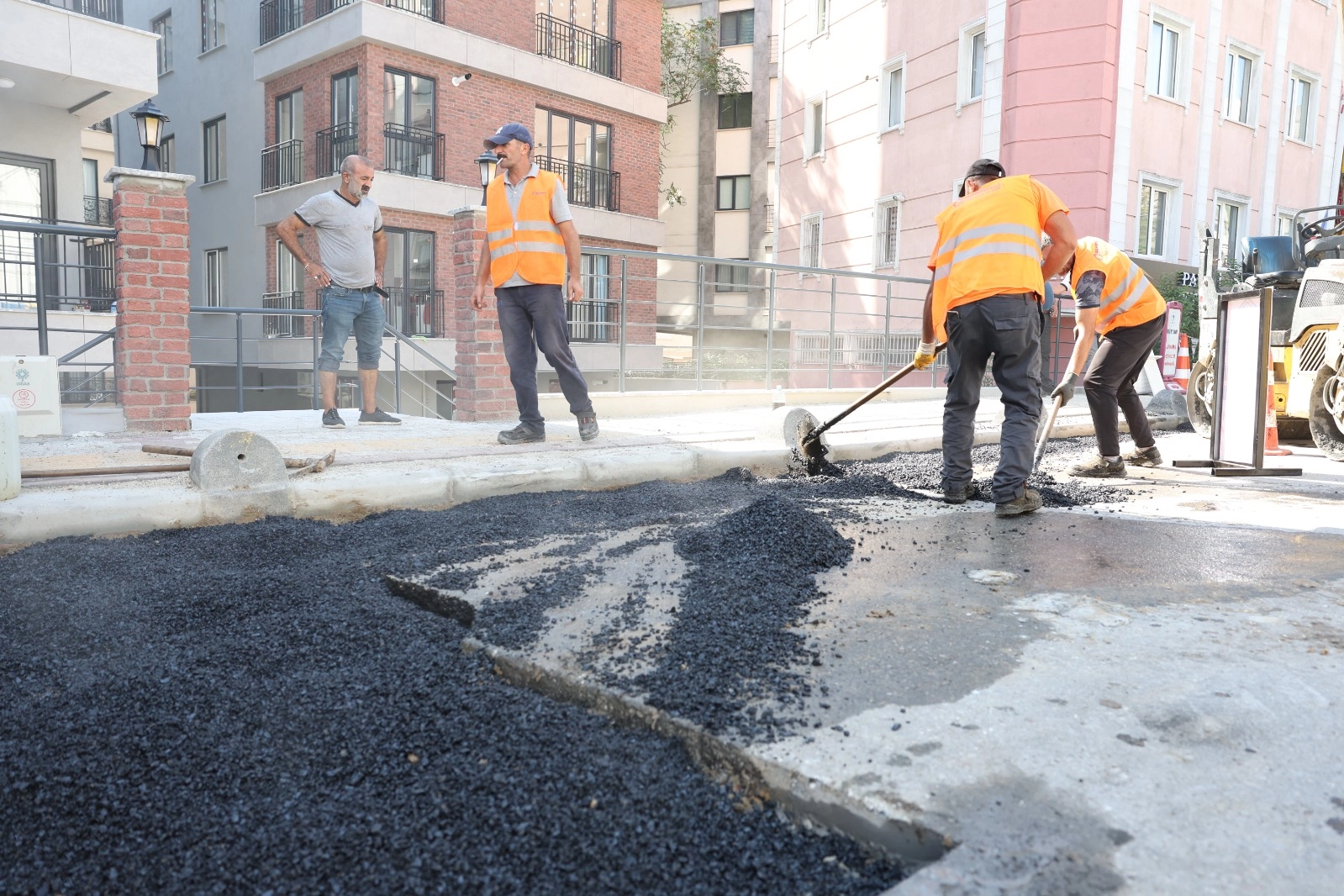 İstanbul Bakırköy'de mahalleliler talep ediyor, belediye yapıyor