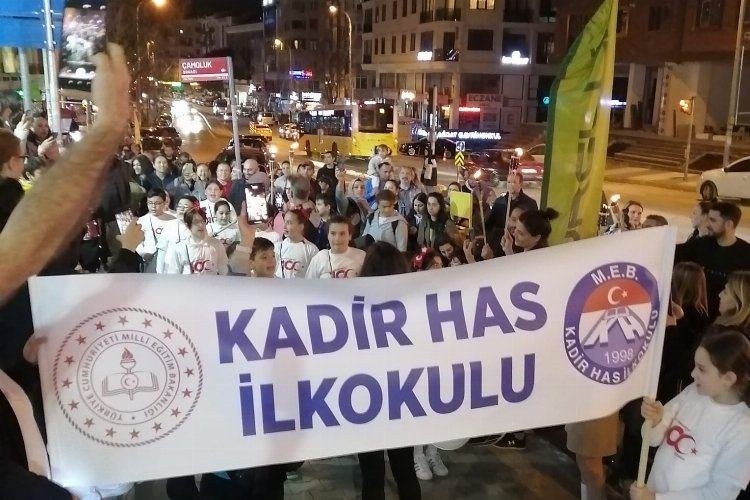 İstanbul'da öğrencilerden iftar sonrası renkli fener alayı