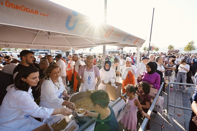 İstanbul Üsküdar'da aşure ikramı