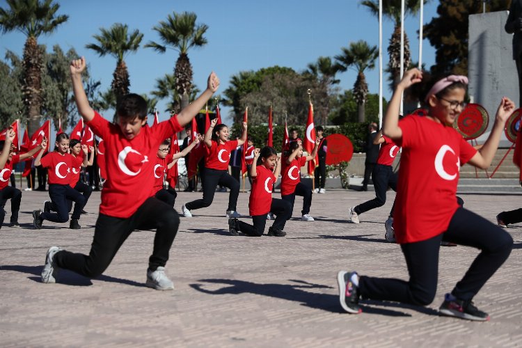 İzmir Aliağa'da Cumhuriyet coşkusu