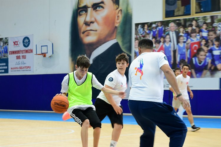 İzmir'de basketler 100. yıl için atıldı