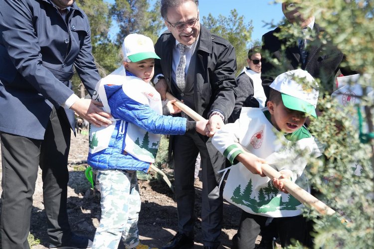 İzmir'de özel çocuklar fidan dikti