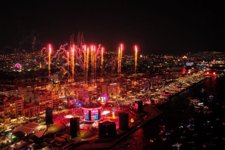 İzmir'in kurtuluşunun 100. yılında tarihi gece