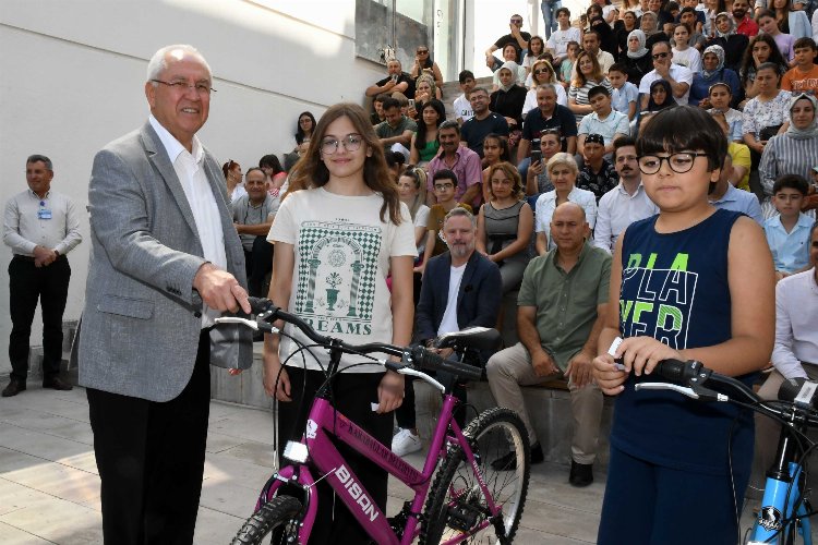 İzmir Karabağlar'da başarılı öğrencilere bisiklet