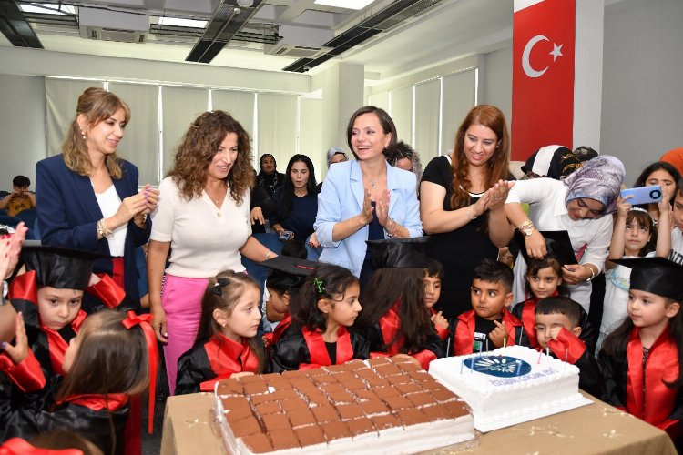 İzmir Karabağlar'da çocuklar kep fırlattı