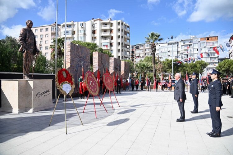 İzmir Karabağlar'ın yeni meydanında çelenkler sunuldu