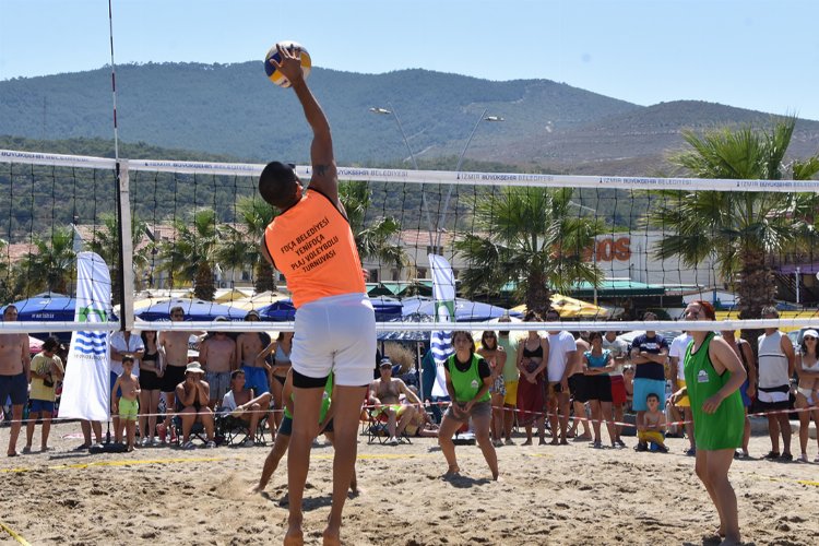 İzmir Yenifoça'da plaj voleybolu heyecanı