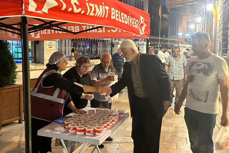 İzmit'in dört bir yanında helva dağıtıldı