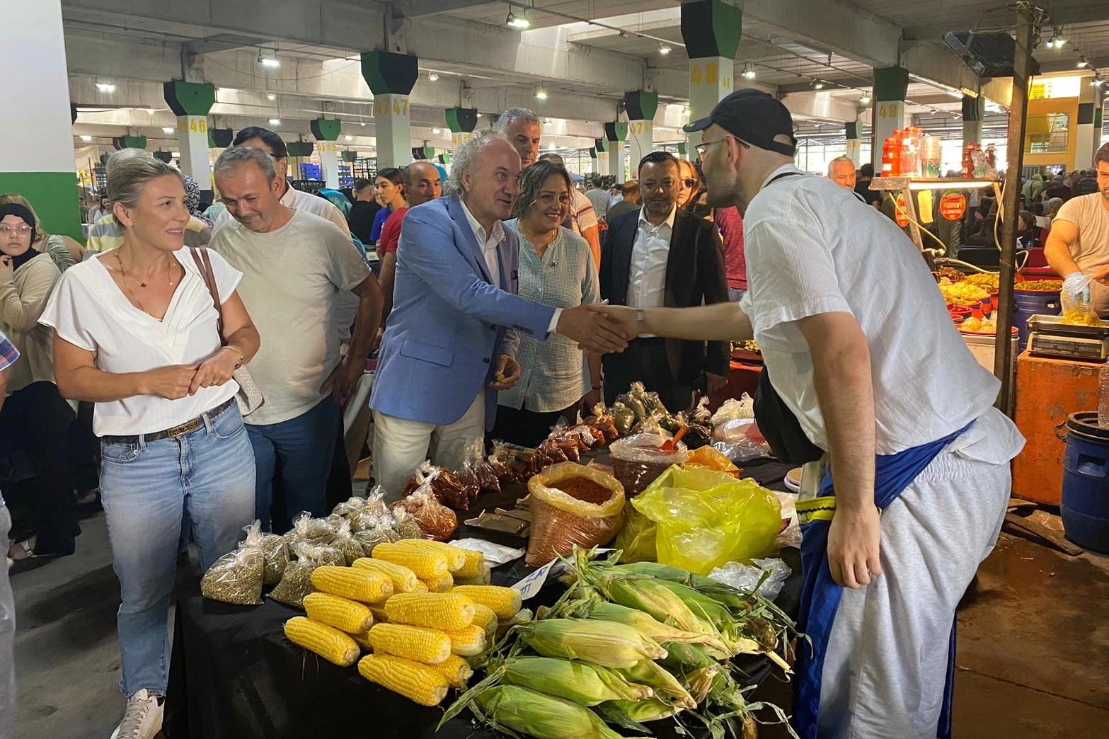 İzmit'te Başkan Vekili'nden pazarcı esnafına 'hayırlı işler'