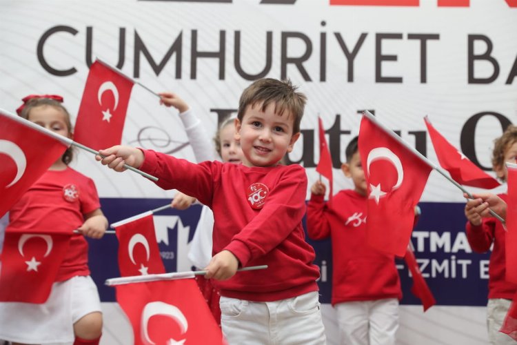 İzmit'te çocuklar 100. Yılı coşkuyla kutladı