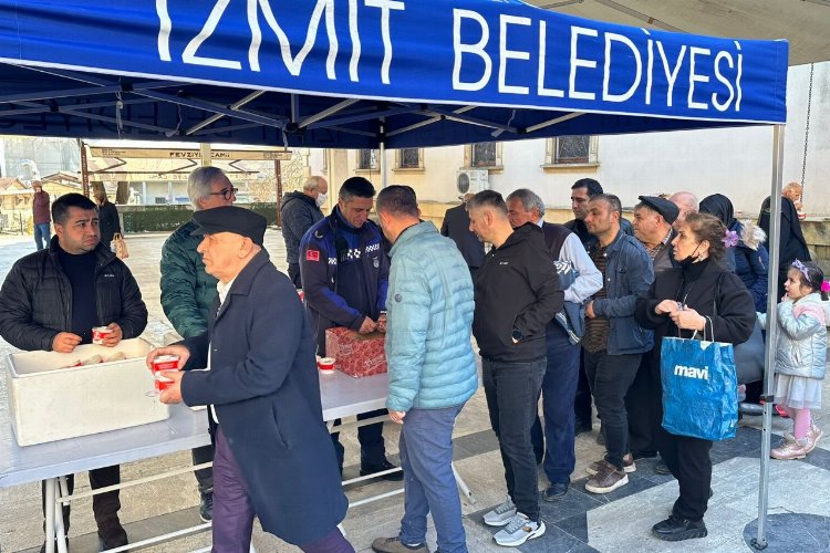 İzmit'te deprem felaketinde yaşamını yitirenler için helva dağıtıldı