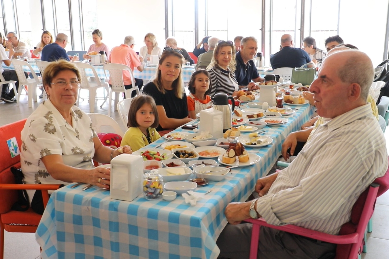 İzmit'te 'Gülümse Kahvaltı Evi' misafirlerini ağırlıyor