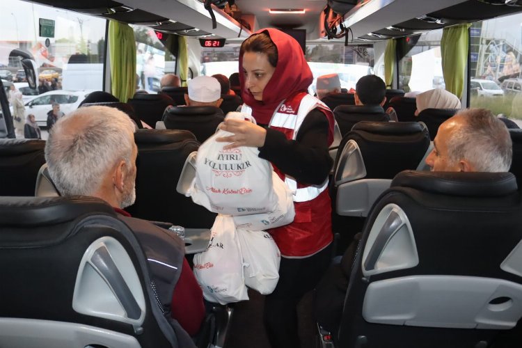 İzmit'te hacı adayları hediyelerle uğurlandı