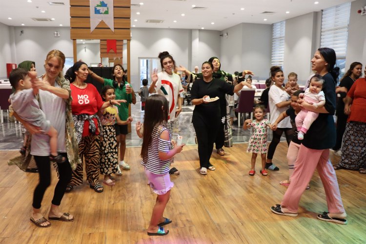 İzmit'te kadınlar matinede gönüllerince eğlendi