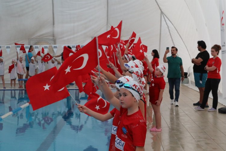 İzmit'te minik yüzücüler kulaçları 100. Yıl için attı